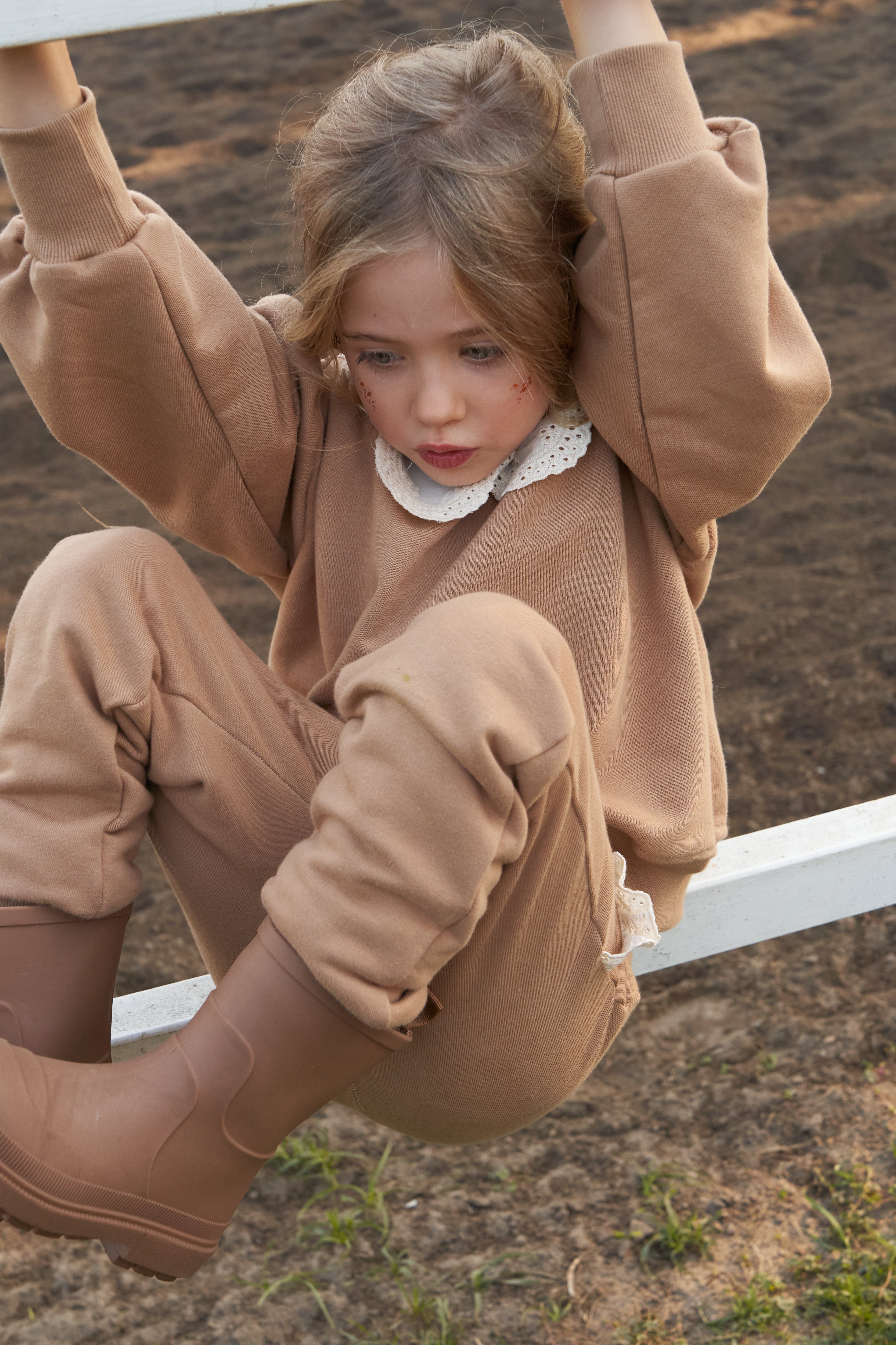 CHIARA – Trainingsanzug mit Spitzenkragen