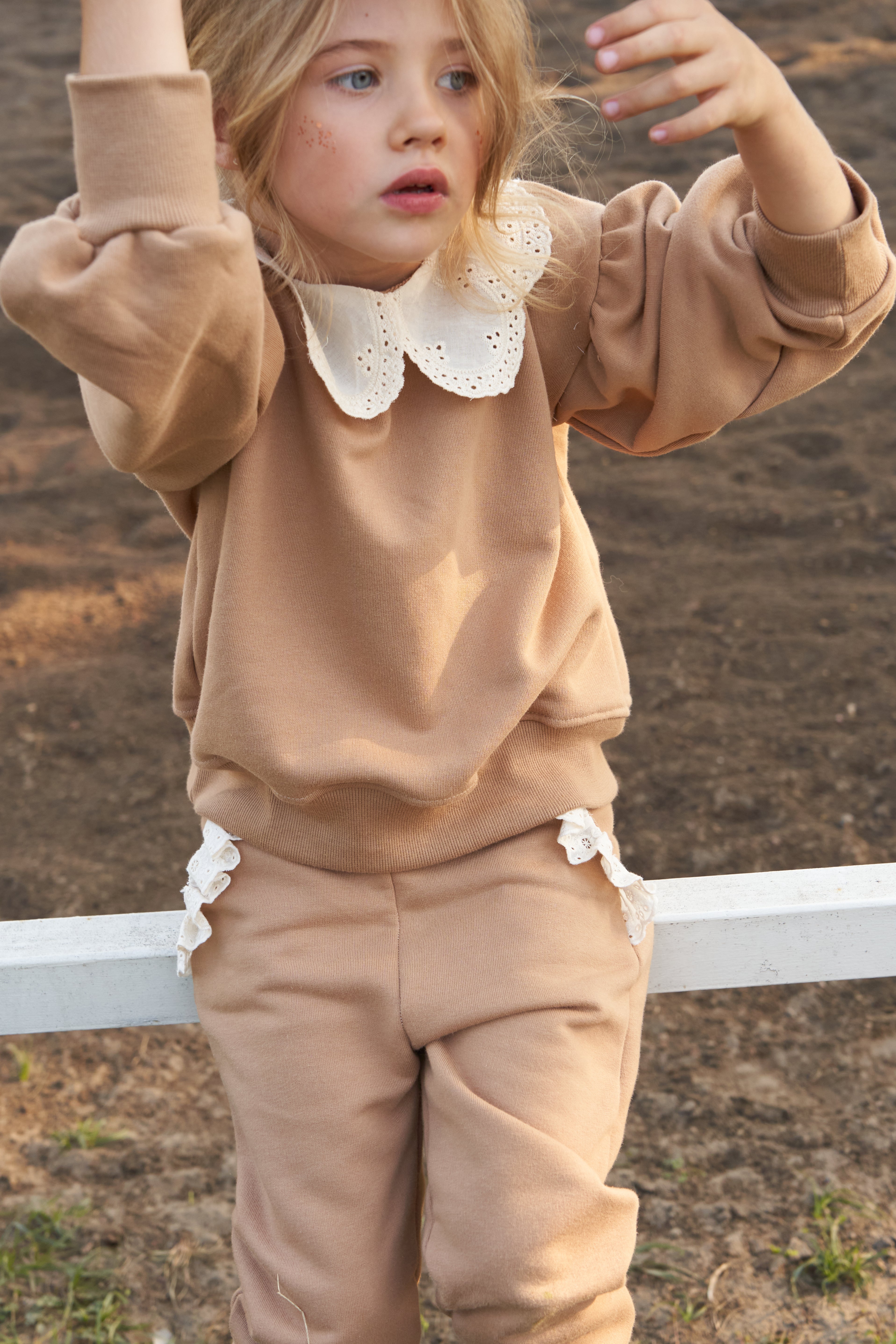 CHIARA – Trainingsanzug mit Spitzenkragen