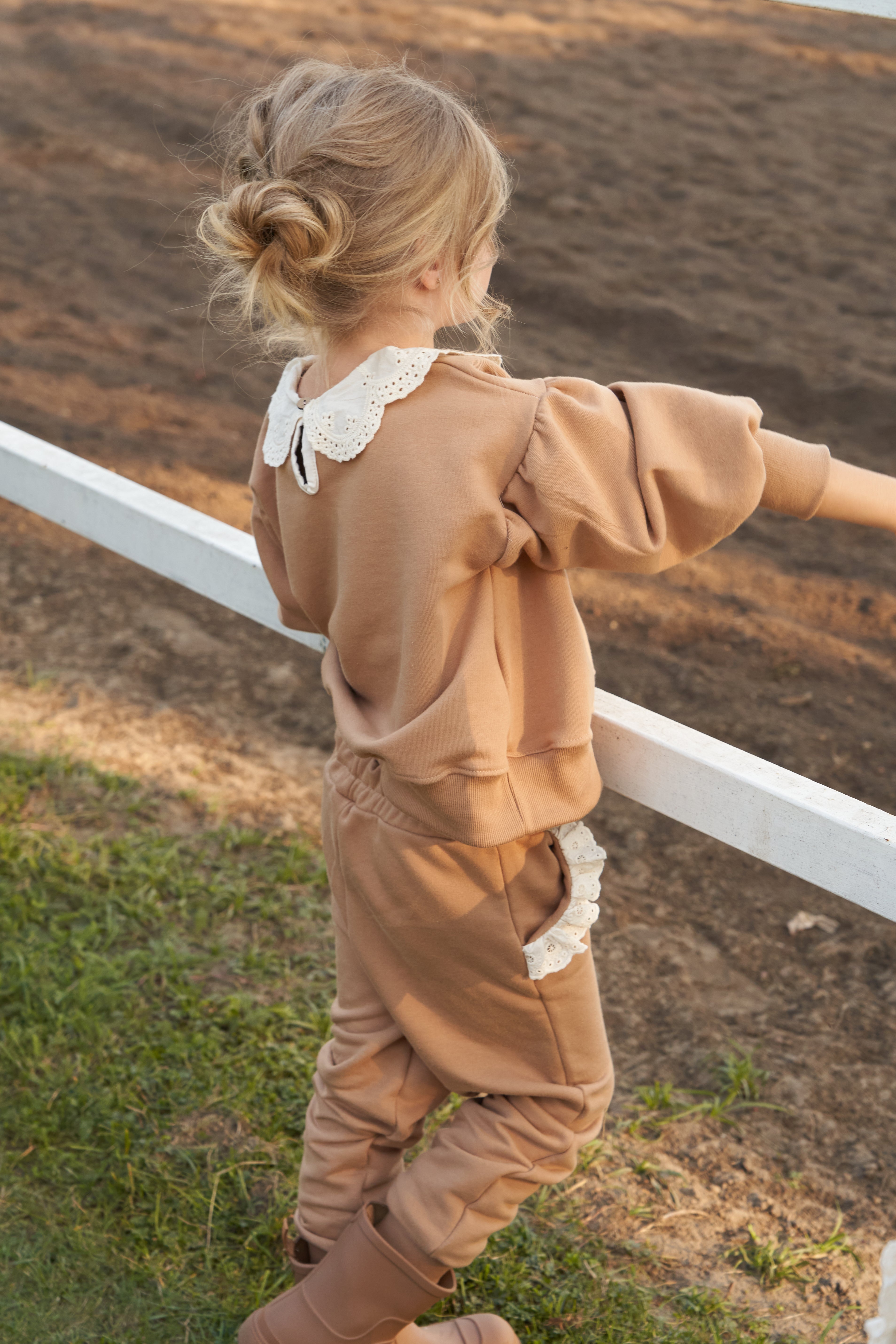 CHIARA – Trainingsanzug mit Spitzenkragen