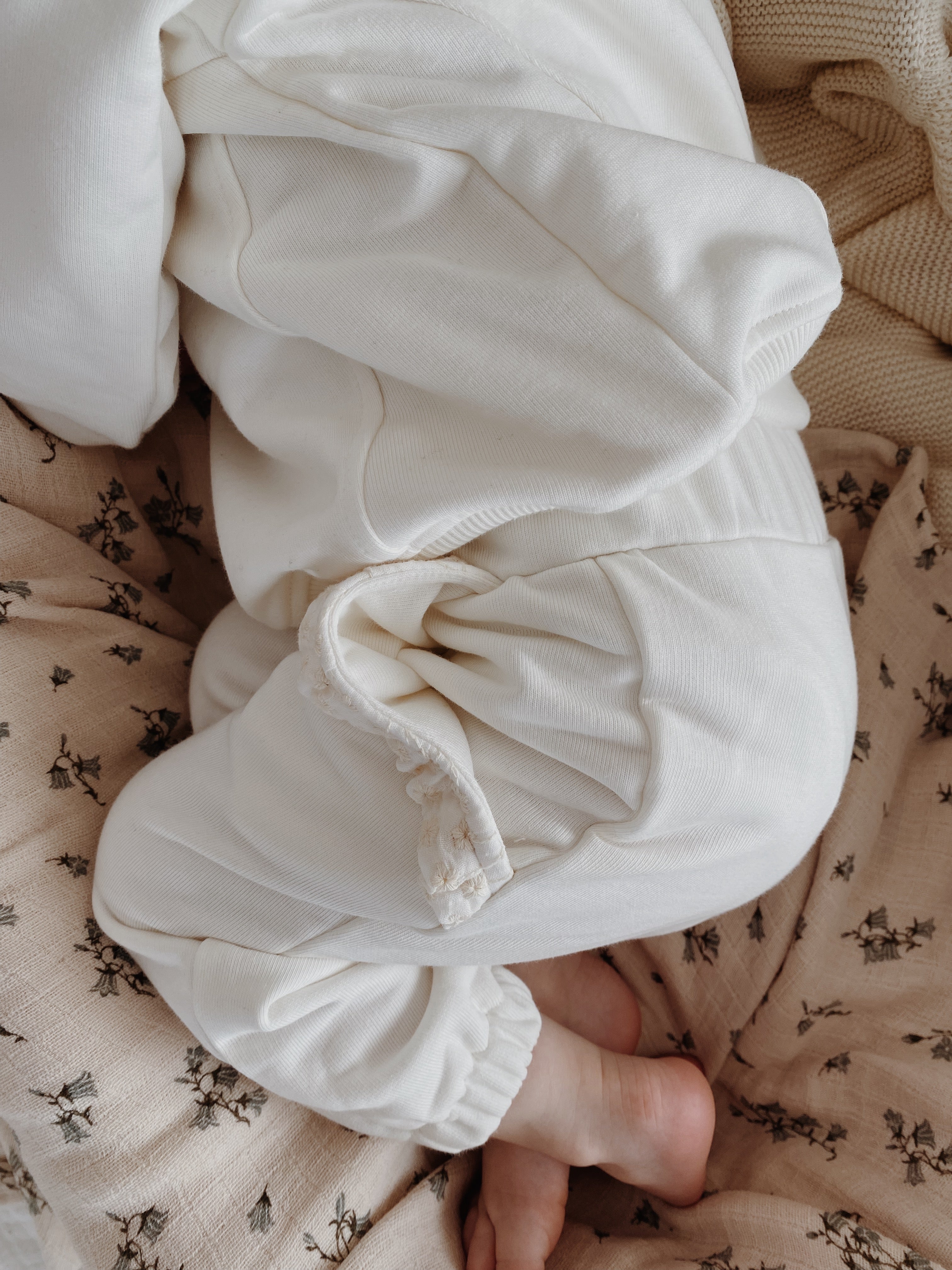 CALLY - Survêtement à col décoré de petites fleurs