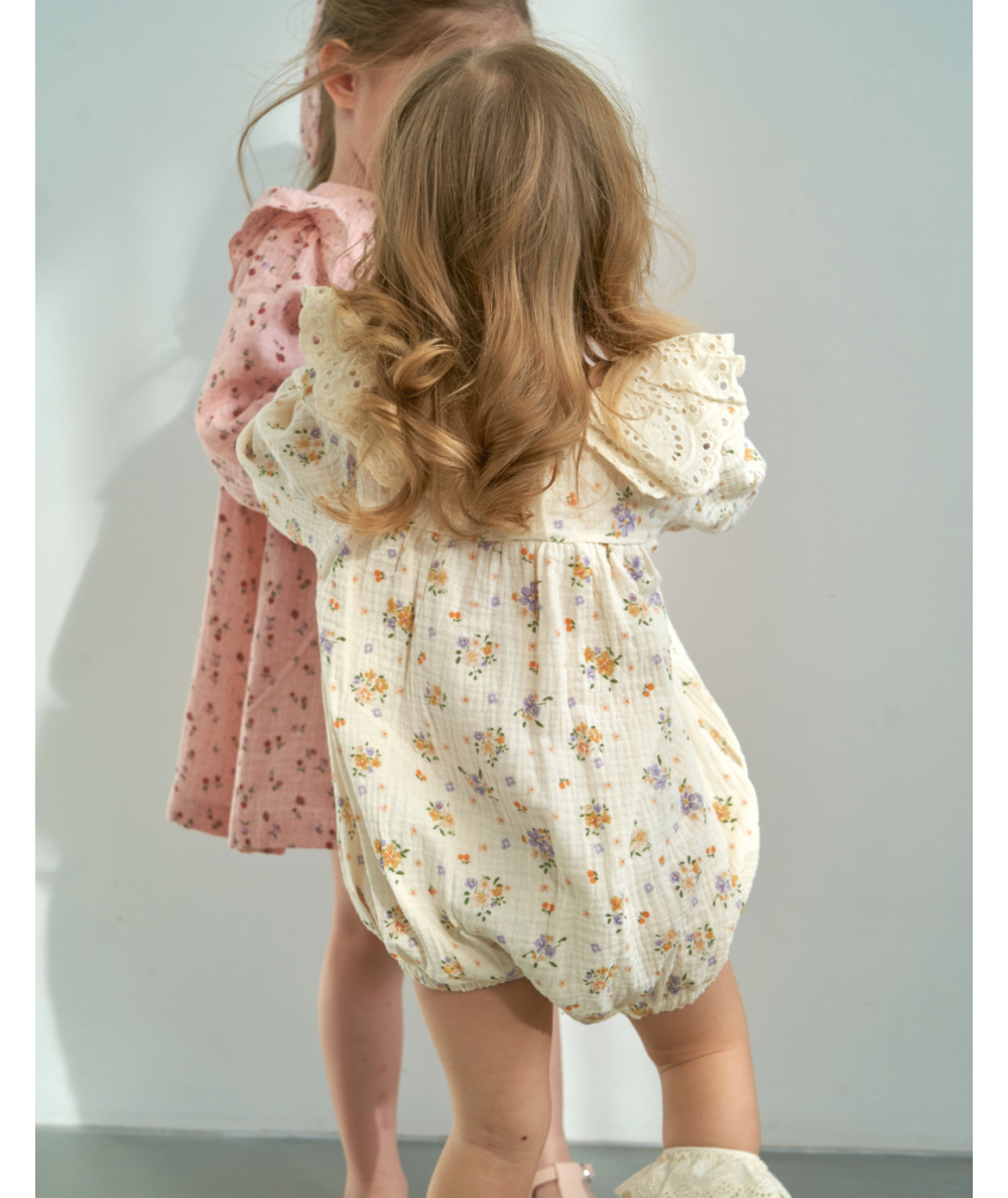 SONJA - Barboteuse en mousseline & fleurs cottage