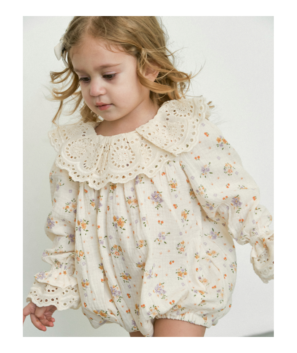 SONJA - Barboteuse en mousseline & fleurs cottage