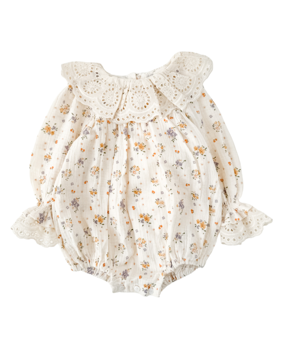 SONJA - Barboteuse en mousseline & fleurs cottage