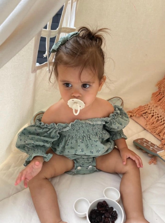 FLORA - Strampler mit Blumenmuster