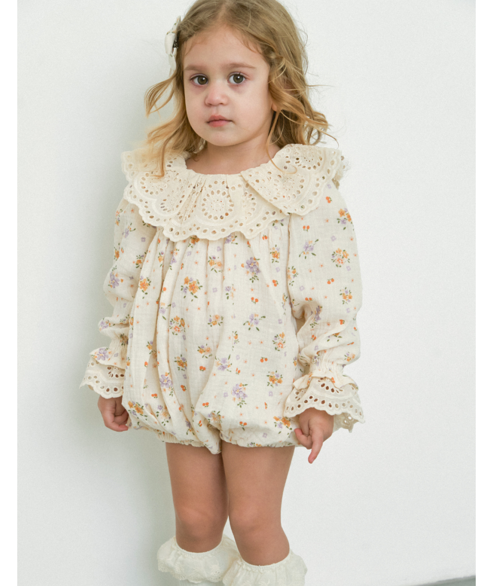 SONJA - Barboteuse en mousseline & fleurs cottage